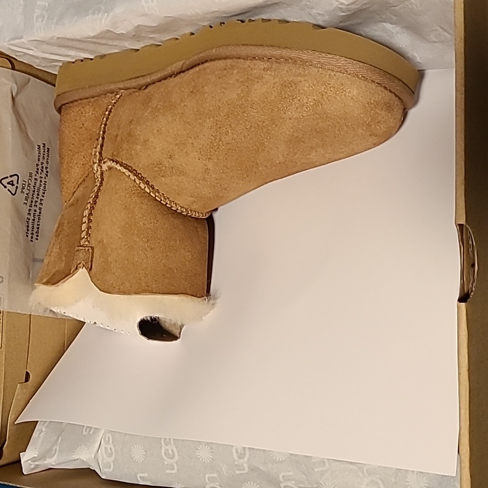 UGG mini bailey button chestnut/ tan, size 8 or 9, new in box - Picture 3 of 13